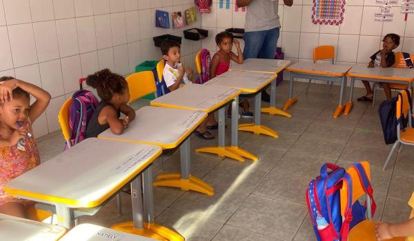 Imagens da A equipe do PSF Caldeirão realizou uma importante atividade coletiva na Escola Municipal Manoel dos Santos Oliveira, na comunidade do Caldeirão, promovendo escovação supervisionada e aplicação tópica de flúor nos alunos.