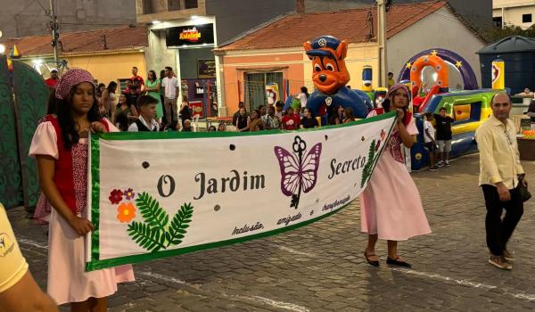 Imagens da A Prefeitura Municipal de Ibitiara, por meio da Secretaria Municipal de Educação, teve a a honra de realizar o Desfile Cívico de 7 de Setembro