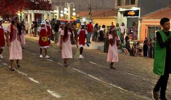 Imagens da A Prefeitura Municipal de Ibitiara, por meio da Secretaria Municipal de Educação, teve a a honra de realizar o Desfile Cívico de 7 de Setembro