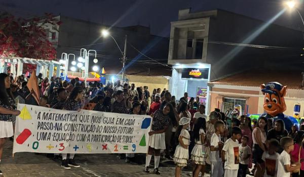 Imagens da A Prefeitura Municipal de Ibitiara, por meio da Secretaria Municipal de Educação, teve a a honra de realizar o Desfile Cívico de 7 de Setembro