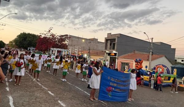Imagens da A Prefeitura Municipal de Ibitiara, por meio da Secretaria Municipal de Educação, teve a a honra de realizar o Desfile Cívico de 7 de Setembro