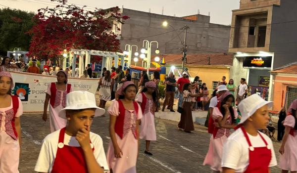 Imagens da A Prefeitura Municipal de Ibitiara, por meio da Secretaria Municipal de Educação, teve a a honra de realizar o Desfile Cívico de 7 de Setembro. NOTÍCIA 02