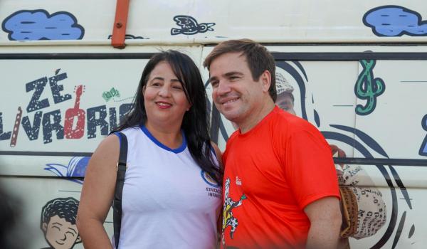 Imagens da Na última sexta-feira , 03/10, foi o último dia da passagem da Kombi do Zé pela nossa cidade, e a despedida não poderia ser melhor: um show cheio de música, literatura e alegria com Zé Livrório!