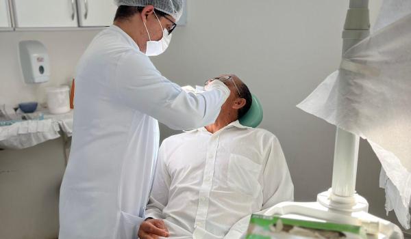 Imagens da O município segue fortalecendo as ações de saúde bucal com a oferta de próteses dentárias, garantindo cuidado, reabilitação oral e devolvendo o sorriso a quem mais precisa.