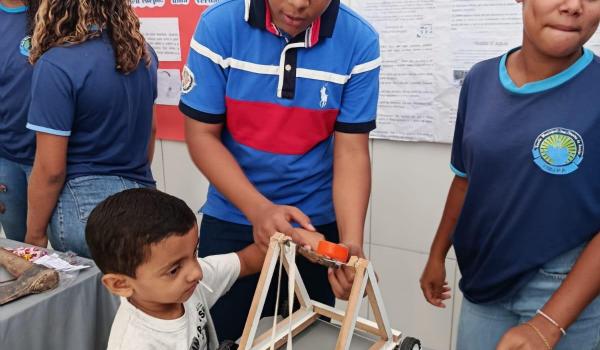A Feira de Ciências da Escola José Pereira foi um verdadeiro show de criatividade, aprendizado e descobertas.  Imagens da A Feira de Ciências da Escola José Pereira foi um verdadeiro show de criatividade, aprendizado e descobertas.