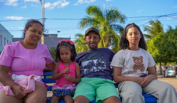 Imagens da Na última sexta-feira , 03/10, foi o último dia da passagem da Kombi do Zé pela nossa cidade, e a despedida não poderia ser melhor: um show cheio de música, literatura e alegria com Zé Livrório!