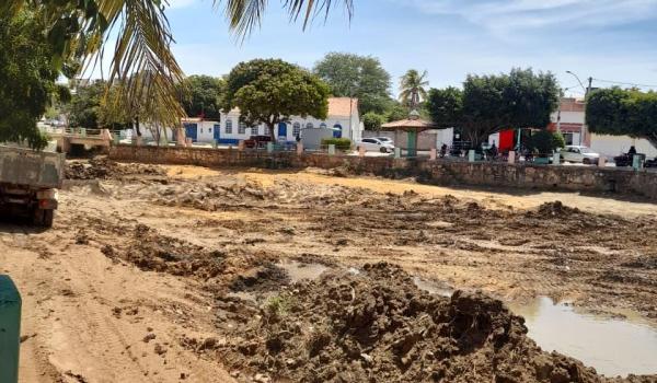 Imagens da Prefeitura de Ibitiara realiza ação de limpeza na Lagoa Municipal 
