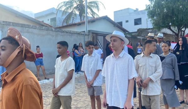 Imagens da A Prefeitura Municipal de Ibitiara, por meio da Secretaria Municipal de Educação, teve a a honra de realizar o Desfile Cívico de 7 de Setembro. NOTÍCIA 02