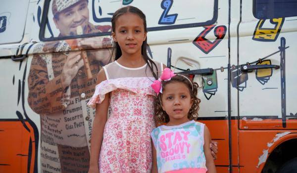 Imagens da Na última sexta-feira , 03/10, foi o último dia da passagem da Kombi do Zé pela nossa cidade, e a despedida não poderia ser melhor: um show cheio de música, literatura e alegria com Zé Livrório!