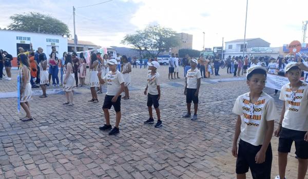Imagens da A Prefeitura Municipal de Ibitiara, por meio da Secretaria Municipal de Educação, teve a a honra de realizar o Desfile Cívico de 7 de Setembro. NOTÍCIA 02
