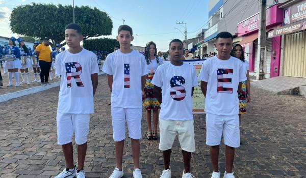 Imagens da A Prefeitura Municipal de Ibitiara, por meio da Secretaria Municipal de Educação, teve a a honra de realizar o Desfile Cívico de 7 de Setembro. NOTÍCIA 02