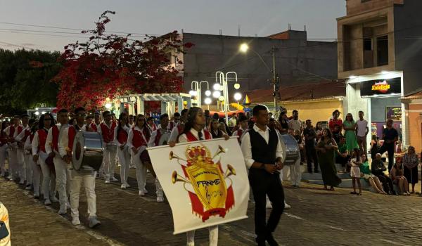 Imagens da A Prefeitura Municipal de Ibitiara, por meio da Secretaria Municipal de Educação, teve a a honra de realizar o Desfile Cívico de 7 de Setembro. NOTÍCIA 02