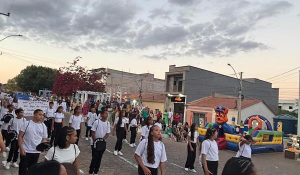 Imagens da A Prefeitura Municipal de Ibitiara, por meio da Secretaria Municipal de Educação, teve a a honra de realizar o Desfile Cívico de 7 de Setembro. NOTÍCIA 02