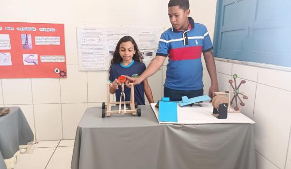 A Feira de Ciências da Escola José Pereira foi um verdadeiro show de criatividade, aprendizado e descobertas.  Imagens da A Feira de Ciências da Escola José Pereira foi um verdadeiro show de criatividade, aprendizado e descobertas.