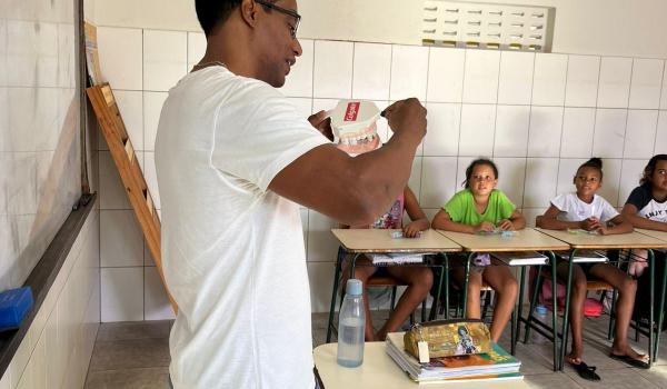 Imagens da A equipe do PSF Caldeirão realizou uma importante atividade coletiva na Escola Municipal Manoel dos Santos Oliveira, na comunidade do Caldeirão, promovendo escovação supervisionada e aplicação tópica de flúor nos alunos.