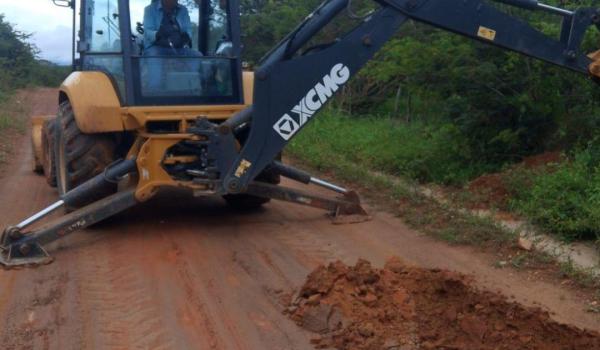 Imagens da A pavimentação do trecho que liga a BA-152 ao distrito de Olhos d’Água do Seco já é realidade nos planos de infraestrutura. Após articulação com o Governo do Estado, as equipes já iniciaram os testes de solo na região.