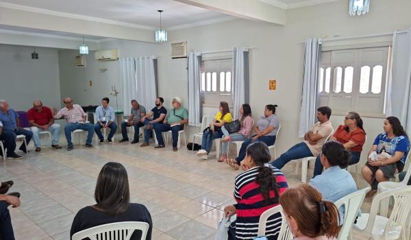 Imagens da A Prefeitura, através da Secretaria de Agricultura e Meio Ambiente, marcou presença em uma reunião realizada hoje, 01/10, em Seabra.