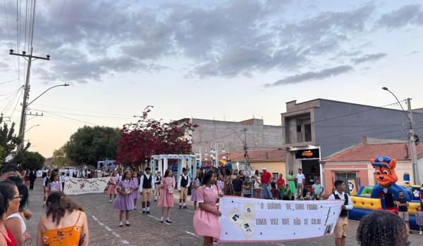 Imagens da A Prefeitura Municipal de Ibitiara, por meio da Secretaria Municipal de Educação, teve a a honra de realizar o Desfile Cívico de 7 de Setembro