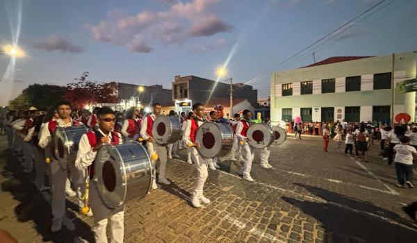 Imagens da A Prefeitura Municipal de Ibitiara, por meio da Secretaria Municipal de Educação, teve a a honra de realizar o Desfile Cívico de 7 de Setembro