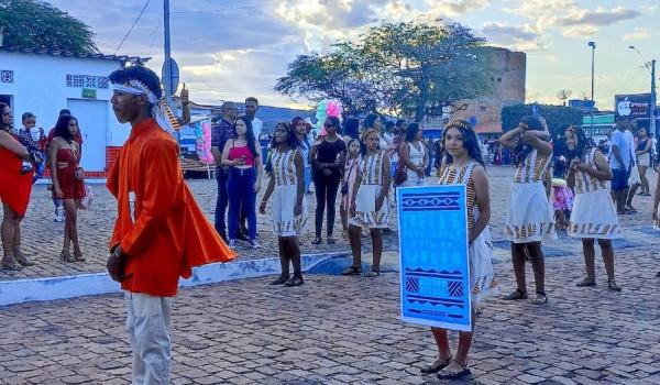 Imagens da A Prefeitura Municipal de Ibitiara, por meio da Secretaria Municipal de Educação, teve a a honra de realizar o Desfile Cívico de 7 de Setembro