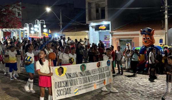 Imagens da A Prefeitura Municipal de Ibitiara, por meio da Secretaria Municipal de Educação, teve a a honra de realizar o Desfile Cívico de 7 de Setembro. NOTÍCIA 02