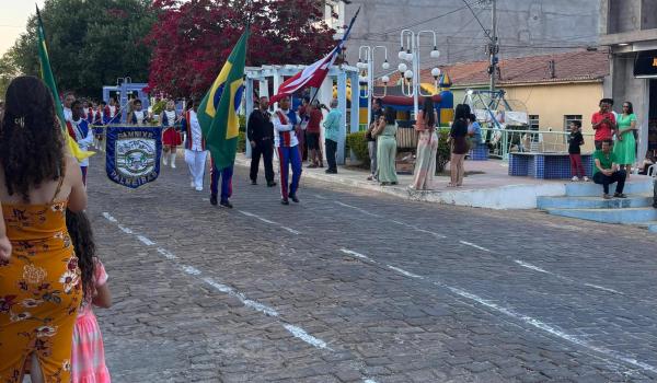 Imagens da A Prefeitura Municipal de Ibitiara, por meio da Secretaria Municipal de Educação, teve a a honra de realizar o Desfile Cívico de 7 de Setembro. NOTÍCIA 02