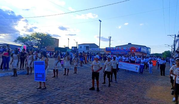 Imagens da A Prefeitura Municipal de Ibitiara, por meio da Secretaria Municipal de Educação, teve a a honra de realizar o Desfile Cívico de 7 de Setembro. NOTÍCIA 02