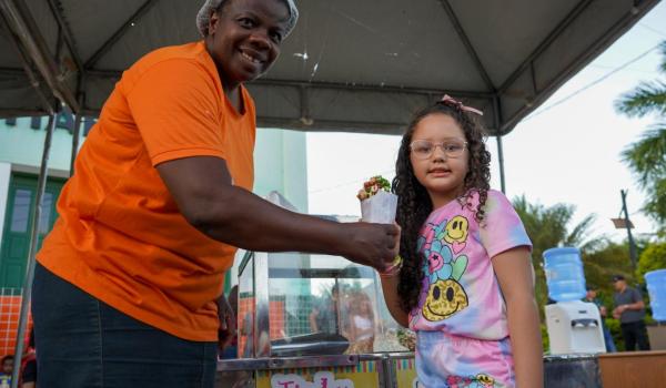 Imagens da Na última sexta-feira , 03/10, foi o último dia da passagem da Kombi do Zé pela nossa cidade, e a despedida não poderia ser melhor: um show cheio de música, literatura e alegria com Zé Livrório!
