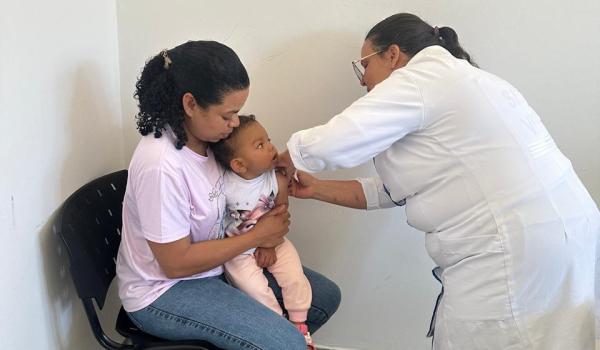 Imagens da Nesta quinta, (30), o PSF de Olhos D’ Água do Seco realizou o Dia D da Multivacinação!