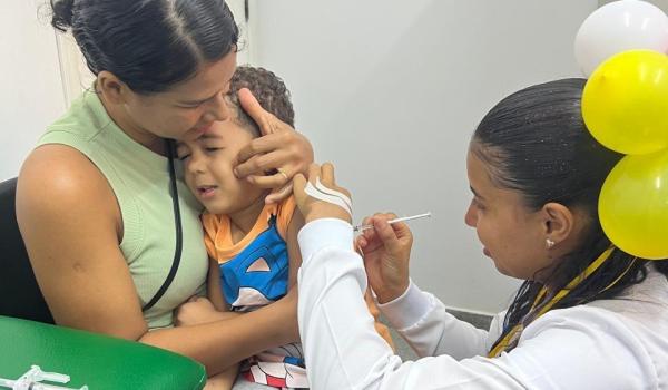 Imagens da O Dia D de Multivacinação movimentou os PSF Mocambo na última sexta (31/10), com atualização das cadernetas de vacinação, garantindo proteção para crianças, jovens e adultos.