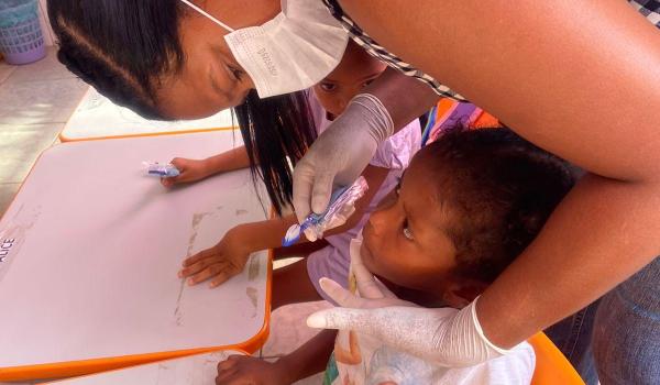 Imagens da A equipe do PSF Caldeirão realizou uma importante atividade coletiva na Escola Municipal Manoel dos Santos Oliveira, na comunidade do Caldeirão, promovendo escovação supervisionada e aplicação tópica de flúor nos alunos.