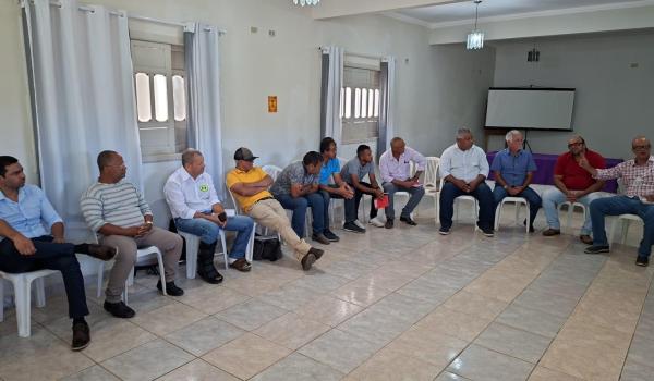 Imagens da A Prefeitura, através da Secretaria de Agricultura e Meio Ambiente, marcou presença em uma reunião realizada hoje, 01/10, em Seabra.