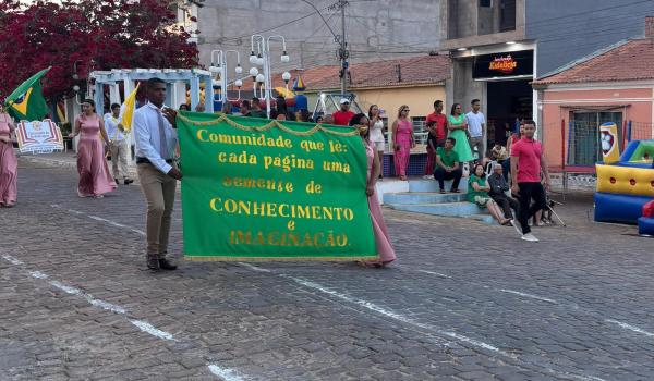 Imagens da A Prefeitura Municipal de Ibitiara, por meio da Secretaria Municipal de Educação, teve a a honra de realizar o Desfile Cívico de 7 de Setembro