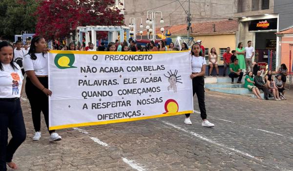 Imagens da A Prefeitura Municipal de Ibitiara, por meio da Secretaria Municipal de Educação, teve a a honra de realizar o Desfile Cívico de 7 de Setembro