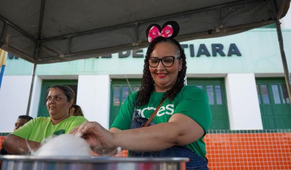 Imagens da Na última sexta-feira , 03/10, foi o último dia da passagem da Kombi do Zé pela nossa cidade, e a despedida não poderia ser melhor: um show cheio de música, literatura e alegria com Zé Livrório!