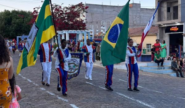 Imagens da A Prefeitura Municipal de Ibitiara, por meio da Secretaria Municipal de Educação, teve a a honra de realizar o Desfile Cívico de 7 de Setembro