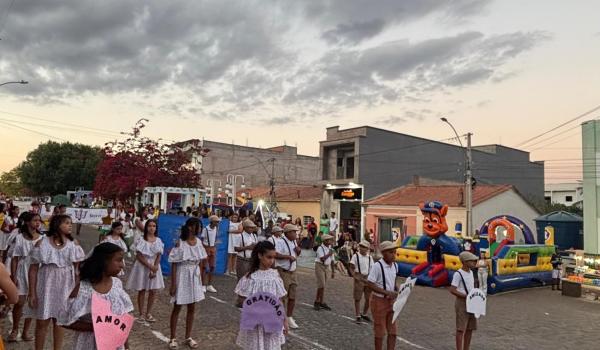 Imagens da A Prefeitura Municipal de Ibitiara, por meio da Secretaria Municipal de Educação, teve a a honra de realizar o Desfile Cívico de 7 de Setembro