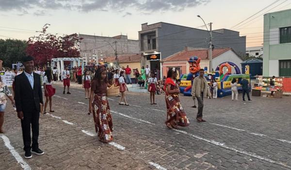 Imagens da A Prefeitura Municipal de Ibitiara, por meio da Secretaria Municipal de Educação, teve a a honra de realizar o Desfile Cívico de 7 de Setembro