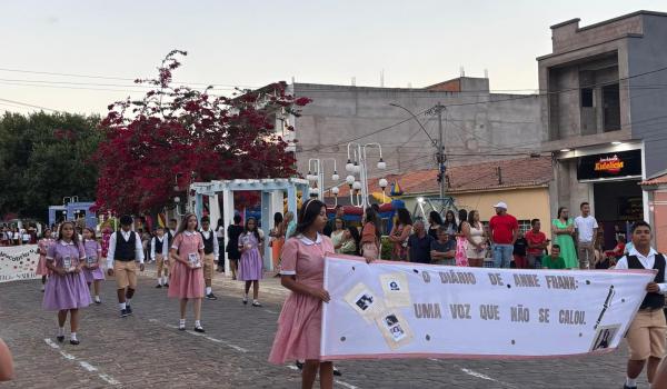 Imagens da A Prefeitura Municipal de Ibitiara, por meio da Secretaria Municipal de Educação, teve a a honra de realizar o Desfile Cívico de 7 de Setembro