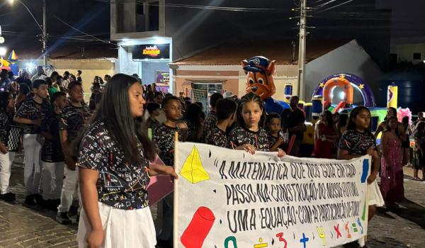 Imagens da A Prefeitura Municipal de Ibitiara, por meio da Secretaria Municipal de Educação, teve a a honra de realizar o Desfile Cívico de 7 de Setembro