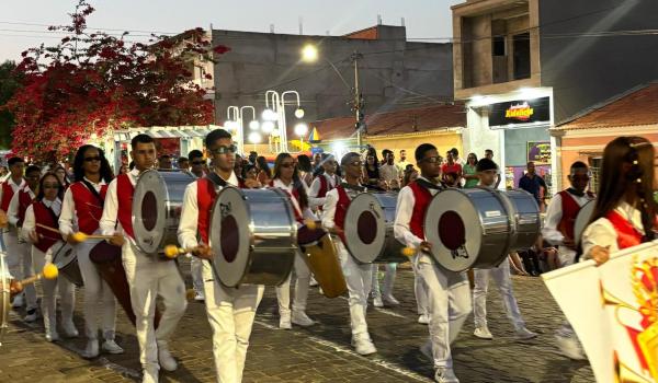 Imagens da A Prefeitura Municipal de Ibitiara, por meio da Secretaria Municipal de Educação, teve a a honra de realizar o Desfile Cívico de 7 de Setembro