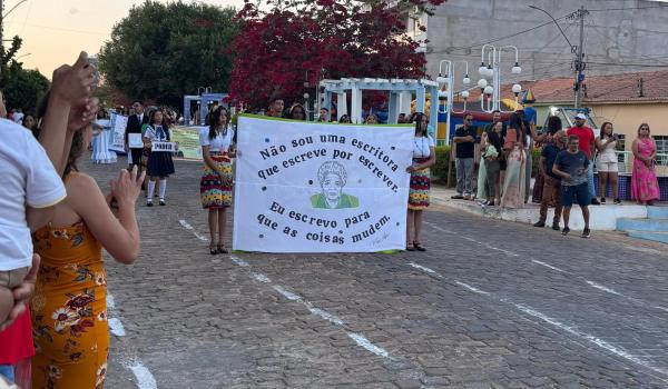 Imagens da A Prefeitura Municipal de Ibitiara, por meio da Secretaria Municipal de Educação, teve a a honra de realizar o Desfile Cívico de 7 de Setembro