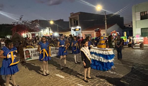 Imagens da A Prefeitura Municipal de Ibitiara, por meio da Secretaria Municipal de Educação, teve a a honra de realizar o Desfile Cívico de 7 de Setembro. NOTÍCIA 02