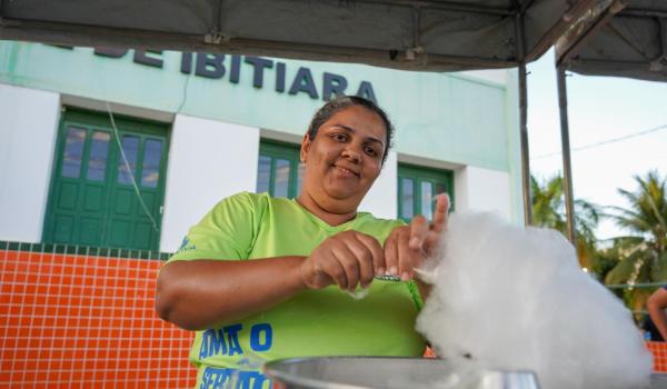 Imagens da Na última sexta-feira , 03/10, foi o último dia da passagem da Kombi do Zé pela nossa cidade, e a despedida não poderia ser melhor: um show cheio de música, literatura e alegria com Zé Livrório!