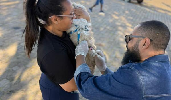 Imagens da  Sábado (25/07), nos reunimos na Praça da Feira para garantir a proteção e a saúde dos nossos amiguinhos de quatro patas.