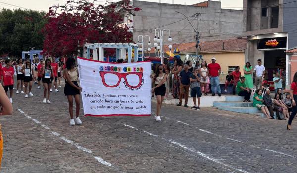 Imagens da A Prefeitura Municipal de Ibitiara, por meio da Secretaria Municipal de Educação, teve a a honra de realizar o Desfile Cívico de 7 de Setembro