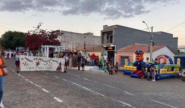 Imagens da A Prefeitura Municipal de Ibitiara, por meio da Secretaria Municipal de Educação, teve a a honra de realizar o Desfile Cívico de 7 de Setembro.