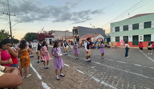 Imagens da A Prefeitura Municipal de Ibitiara, por meio da Secretaria Municipal de Educação, teve a a honra de realizar o Desfile Cívico de 7 de Setembro. NOTÍCIA 02