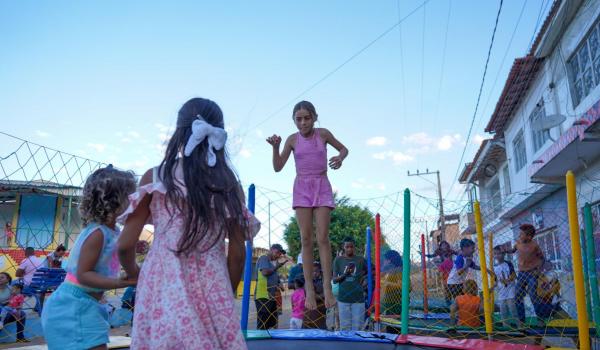 Imagens da Na última sexta-feira , 03/10, foi o último dia da passagem da Kombi do Zé pela nossa cidade, e a despedida não poderia ser melhor: um show cheio de música, literatura e alegria com Zé Livrório!