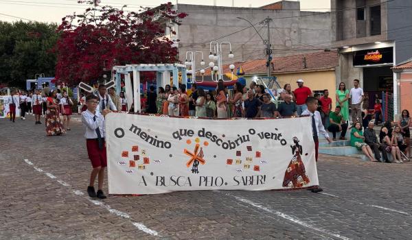 Imagens da A Prefeitura Municipal de Ibitiara, por meio da Secretaria Municipal de Educação, teve a a honra de realizar o Desfile Cívico de 7 de Setembro.